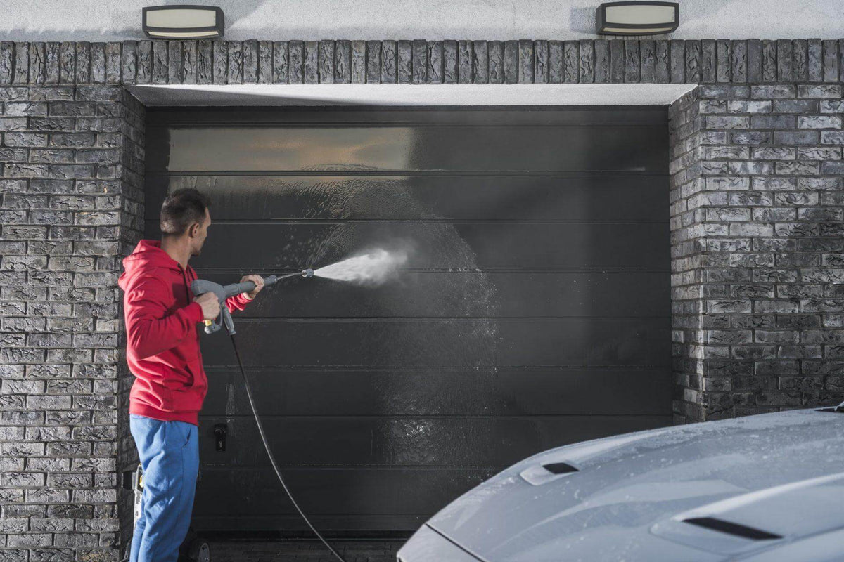 Comment entretenir et nettoyer sa porte de garage ?